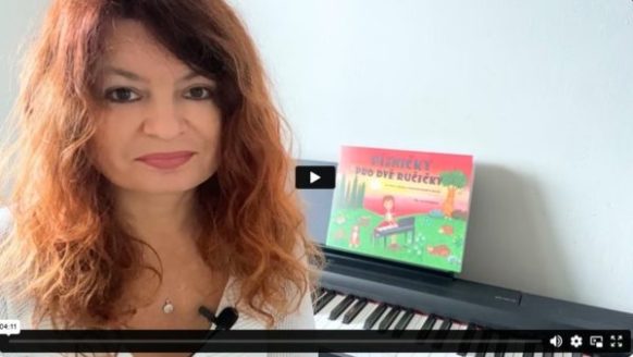 Hra na klavír (klávesy) podle barevných not